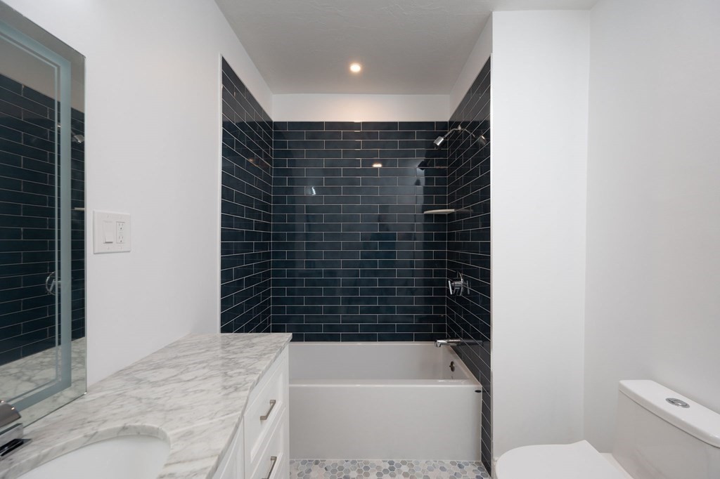 784 E 4th St # 1