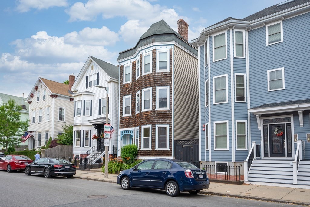 784 E 4th St # 1
