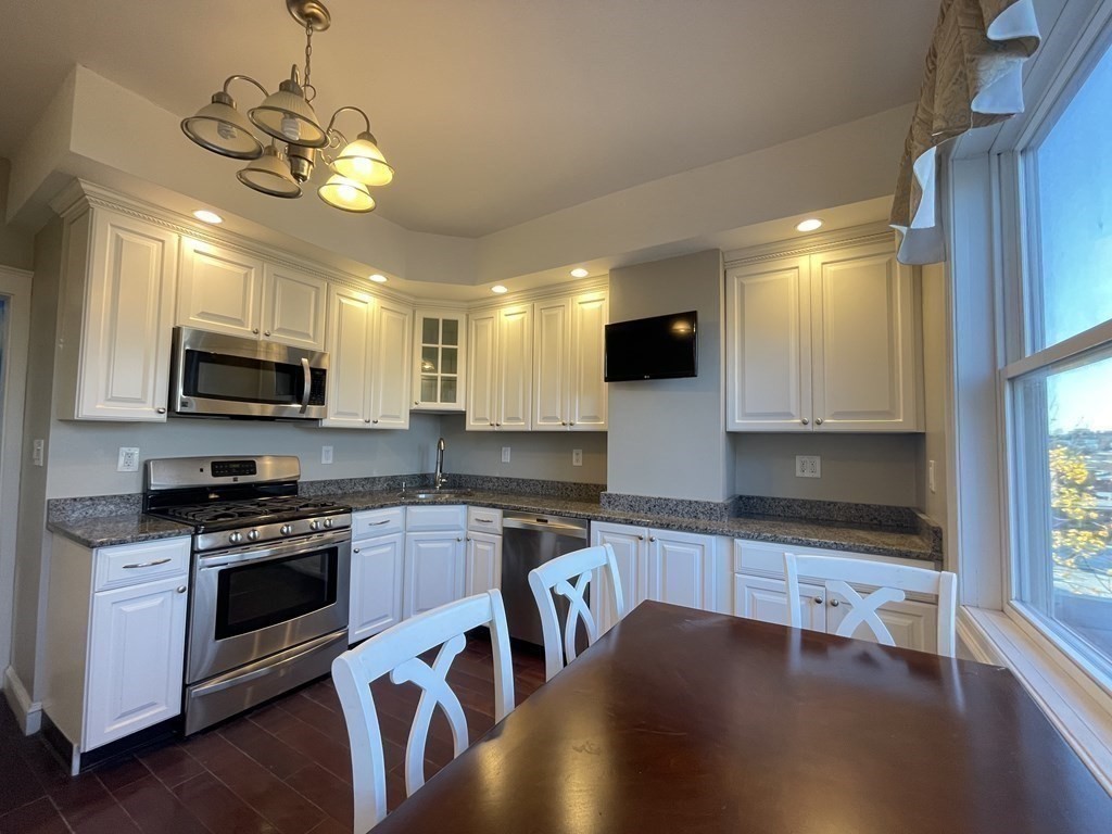 42 Grampian Way, Boston