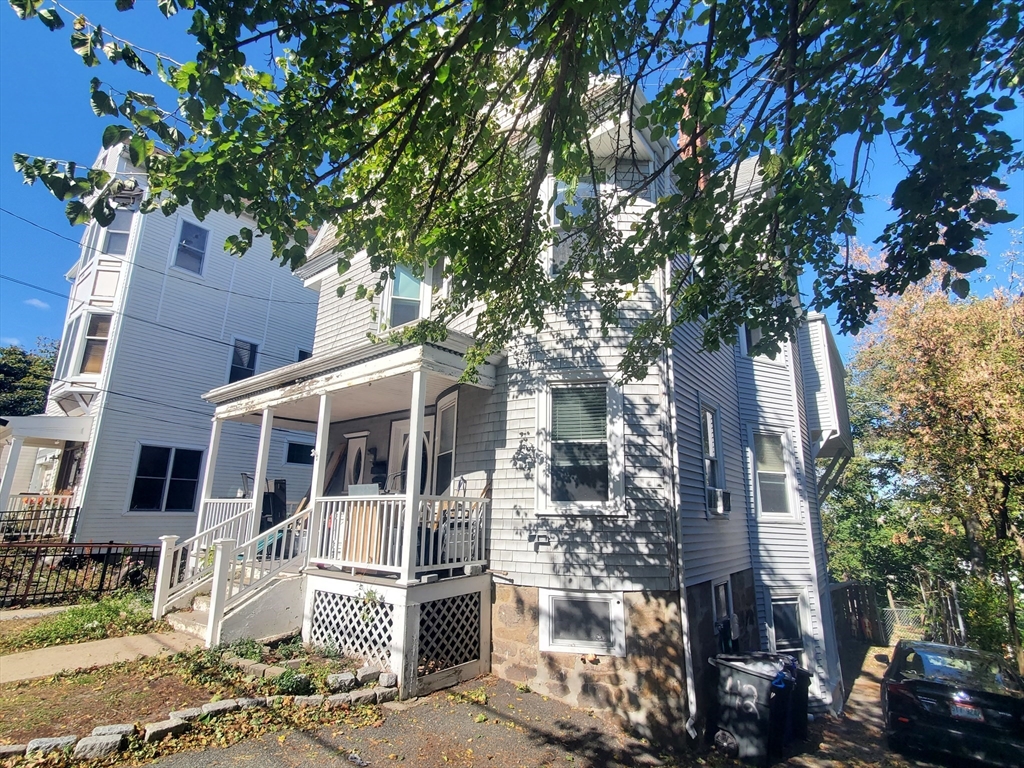 42 Grampian Way, Boston