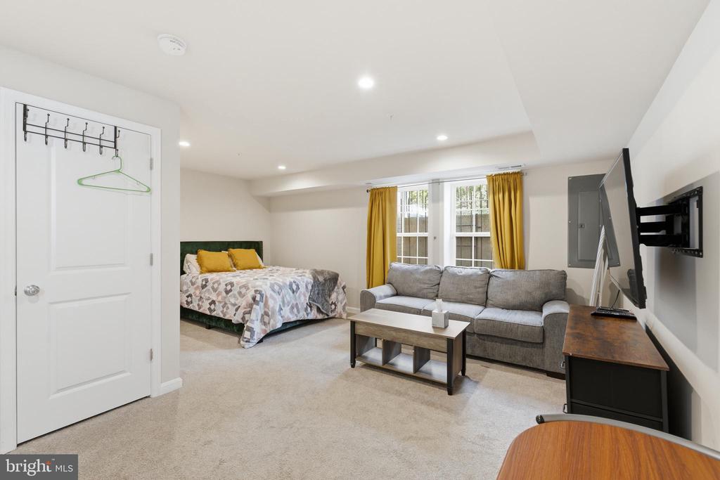 1433 HOWARD ROAD SE