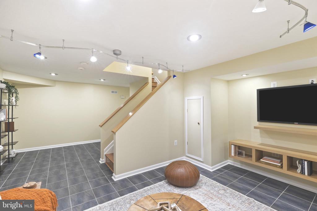 8040 FLORA LANE