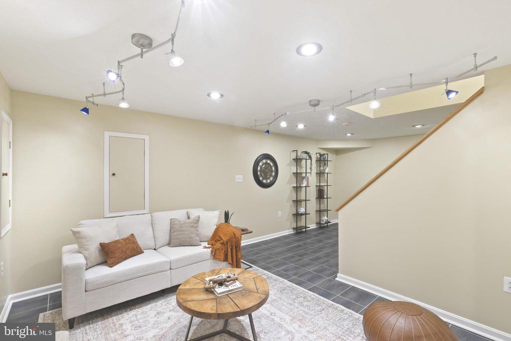 8040 FLORA LANE