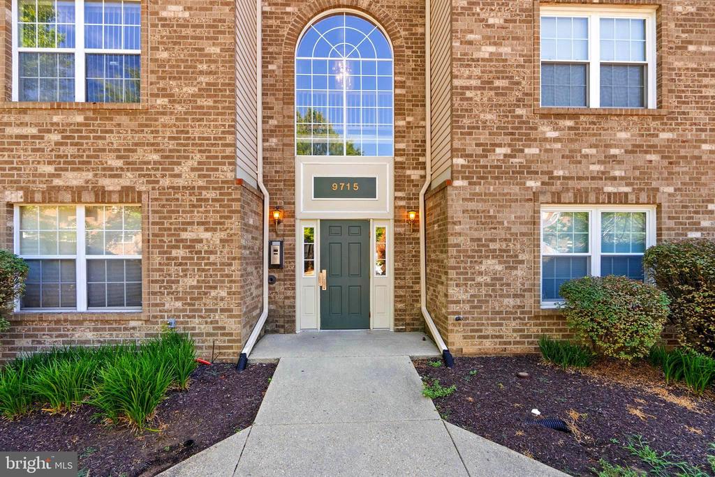 9715 Lake Pointe Ct ##303