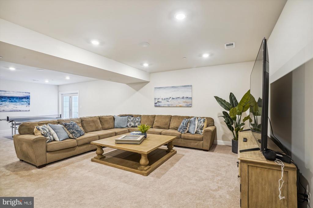 608 REXFORD WAY