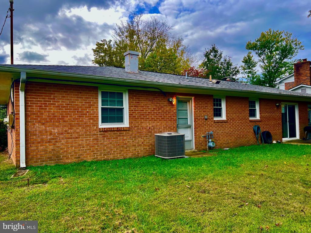 6916 CRAFTON LANE
