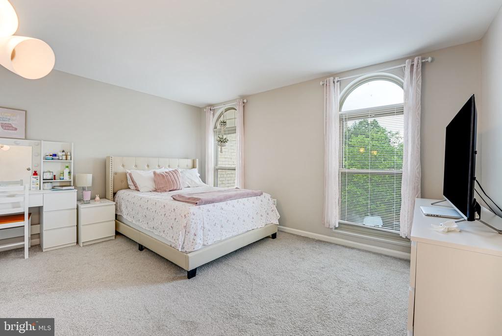 12 Canterbury Sq #301