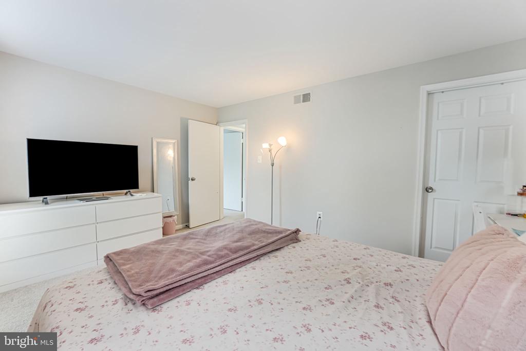 12 Canterbury Sq #301