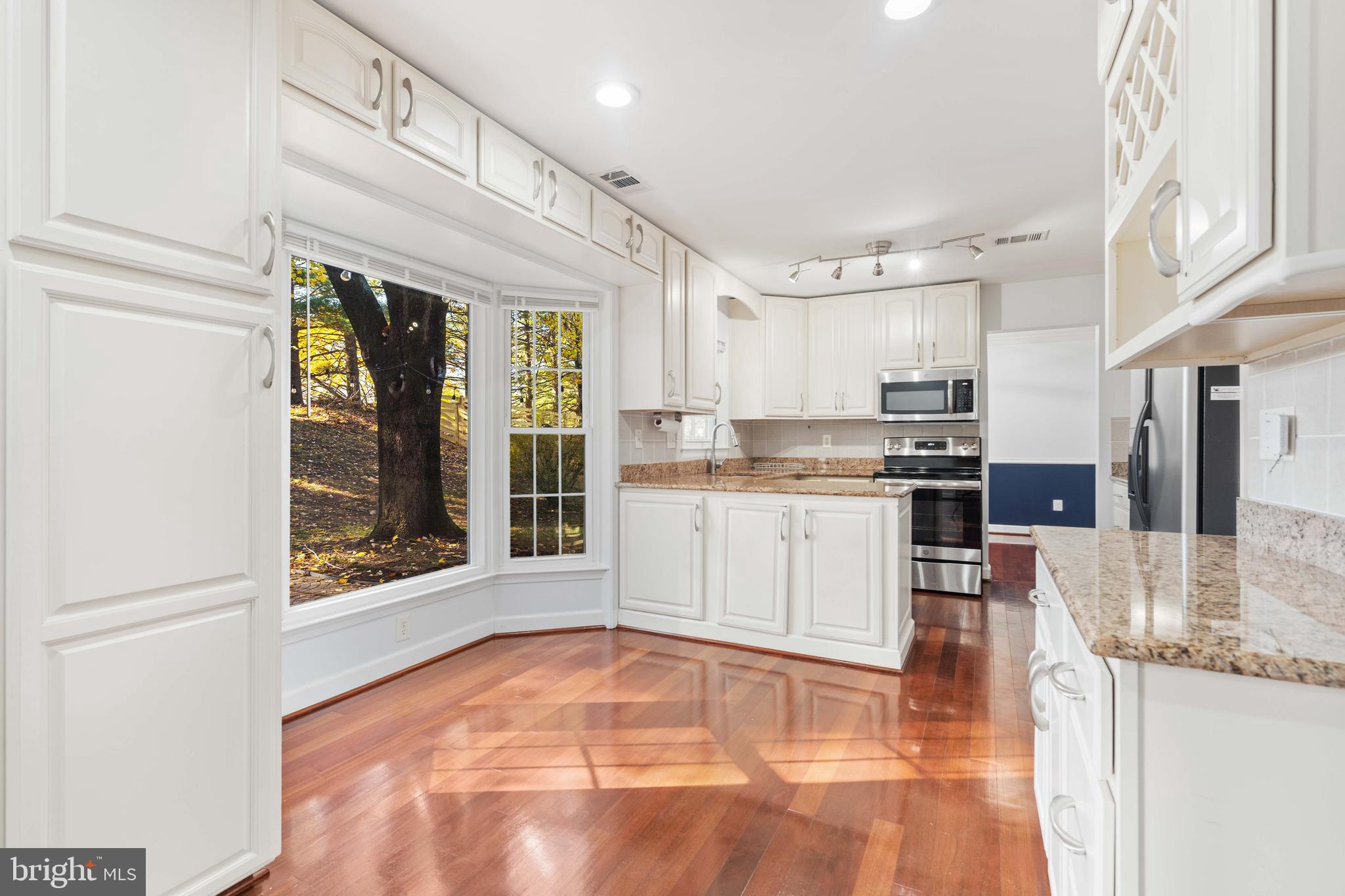 2621 JOHN MILTON DR