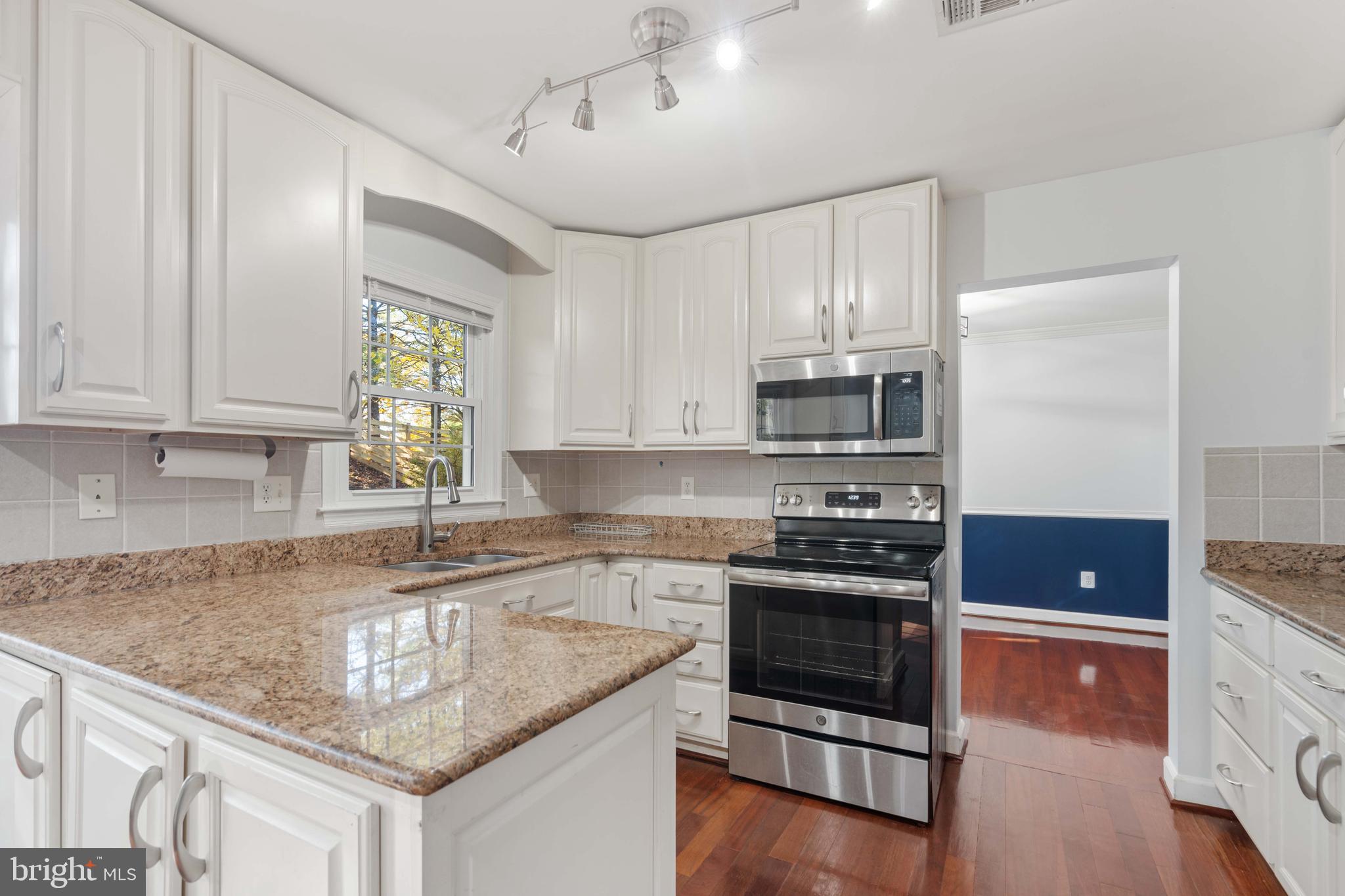 2621 JOHN MILTON DR