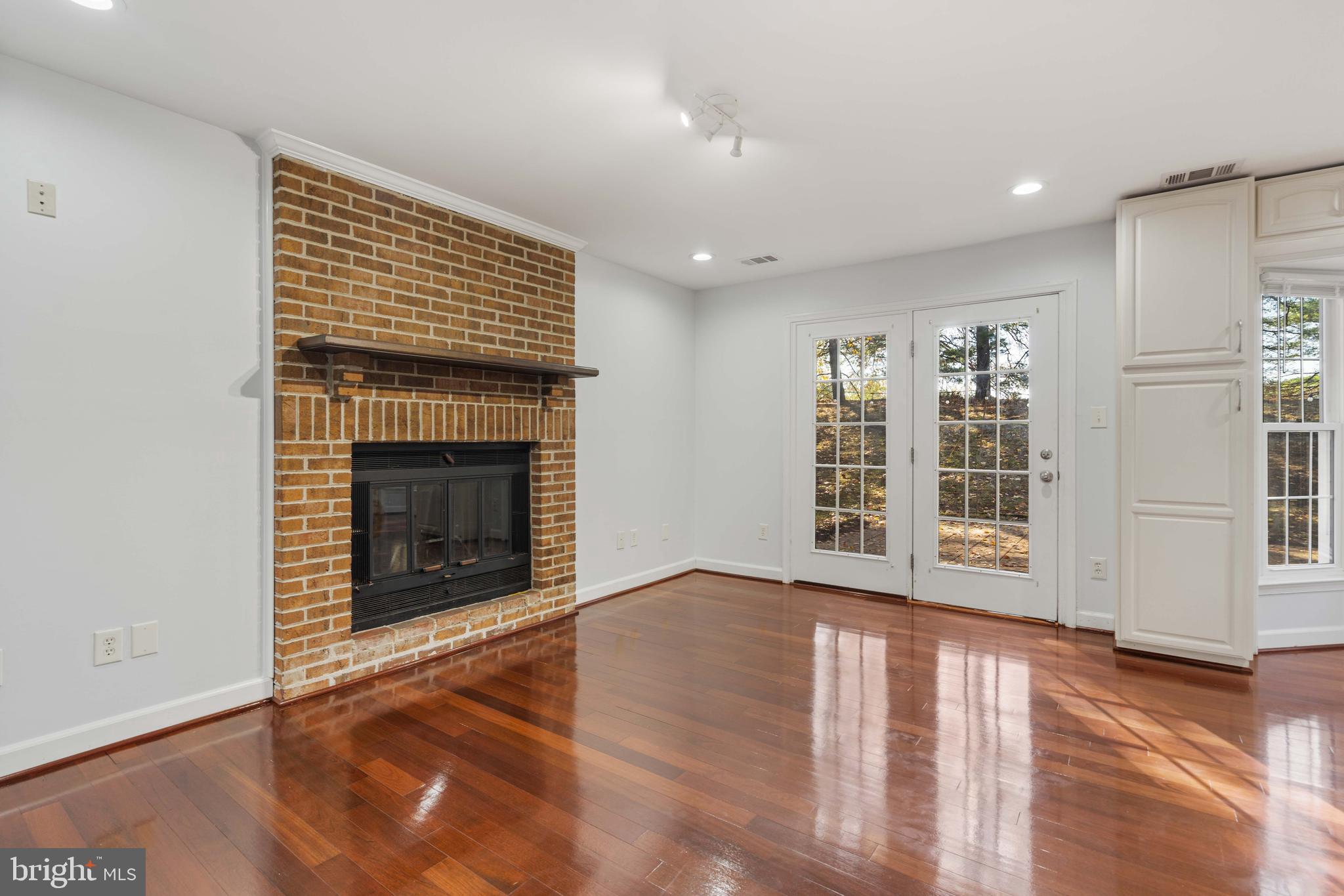 2621 JOHN MILTON DR
