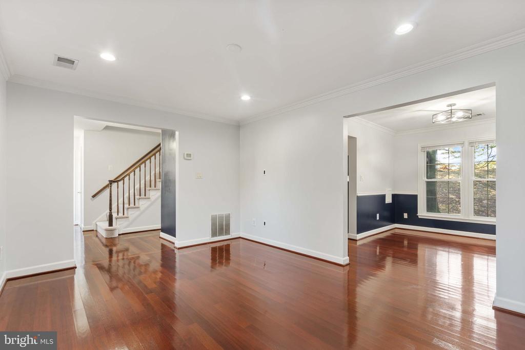 2621 JOHN MILTON DR