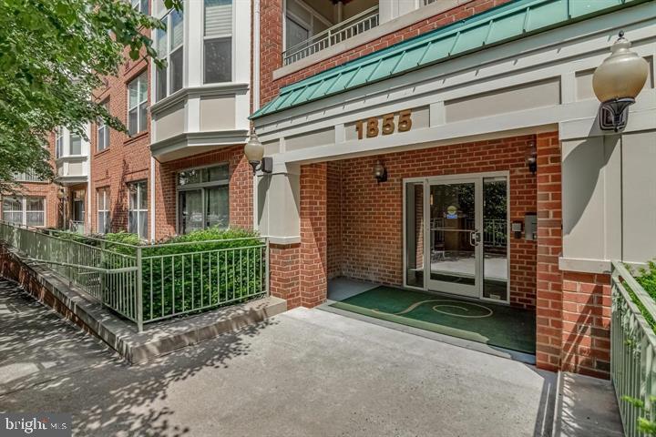 1855 STRATFORD PARK PL #402