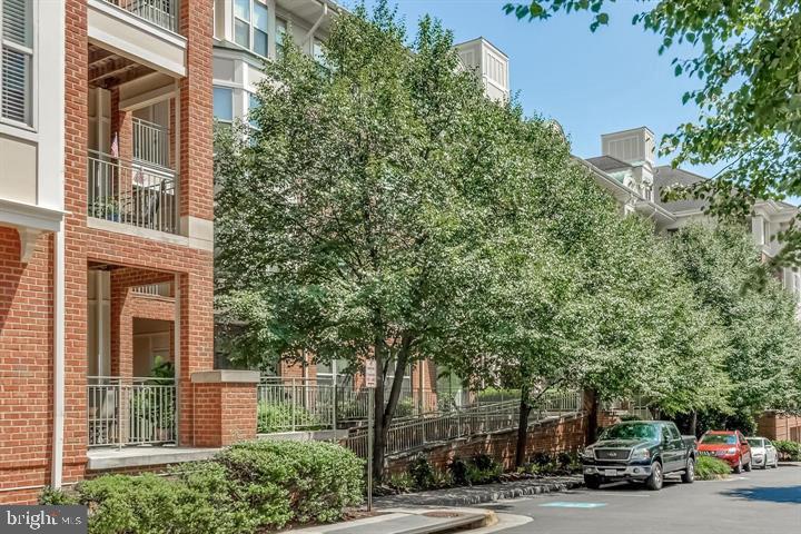 1855 STRATFORD PARK PL #402