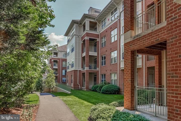 1855 STRATFORD PARK PL #402