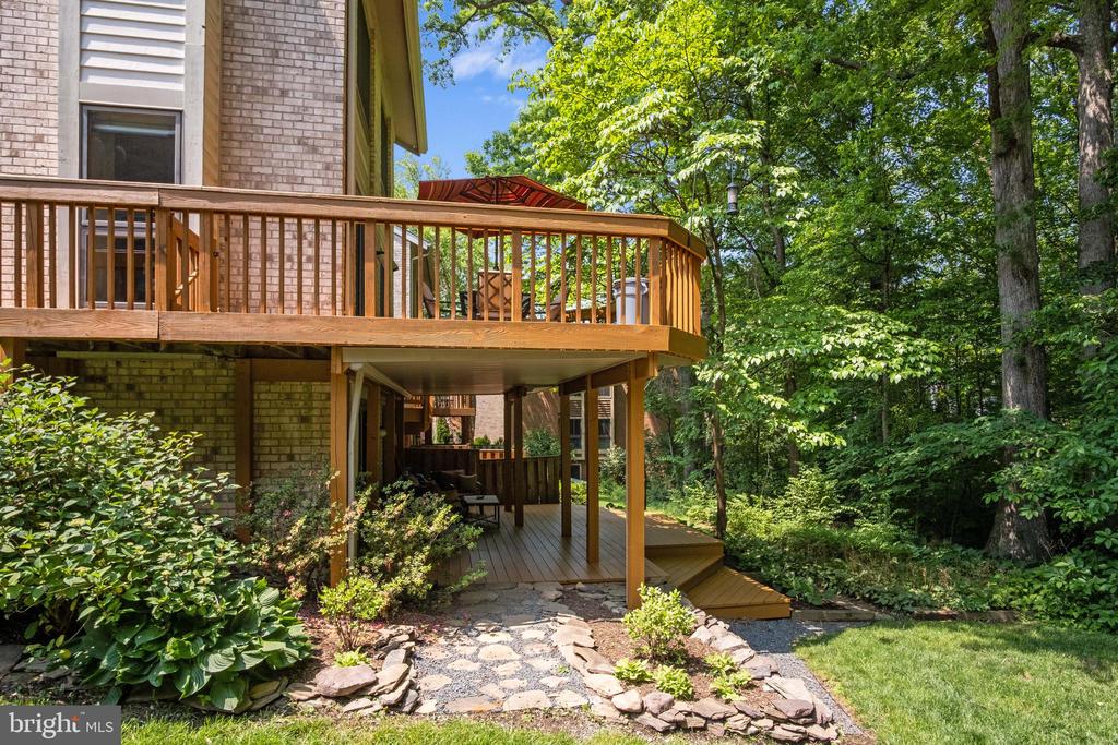2037 SWANS NECK WAY