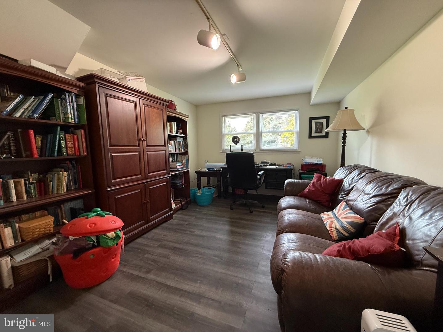 1105 SHARON CT