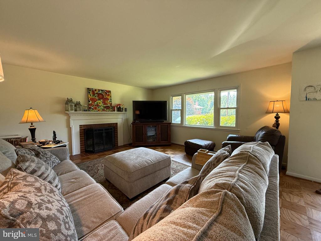1105 SHARON CT