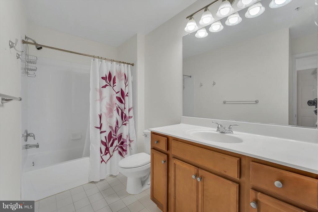 1516 N POINT DRIVE Unit: 0001