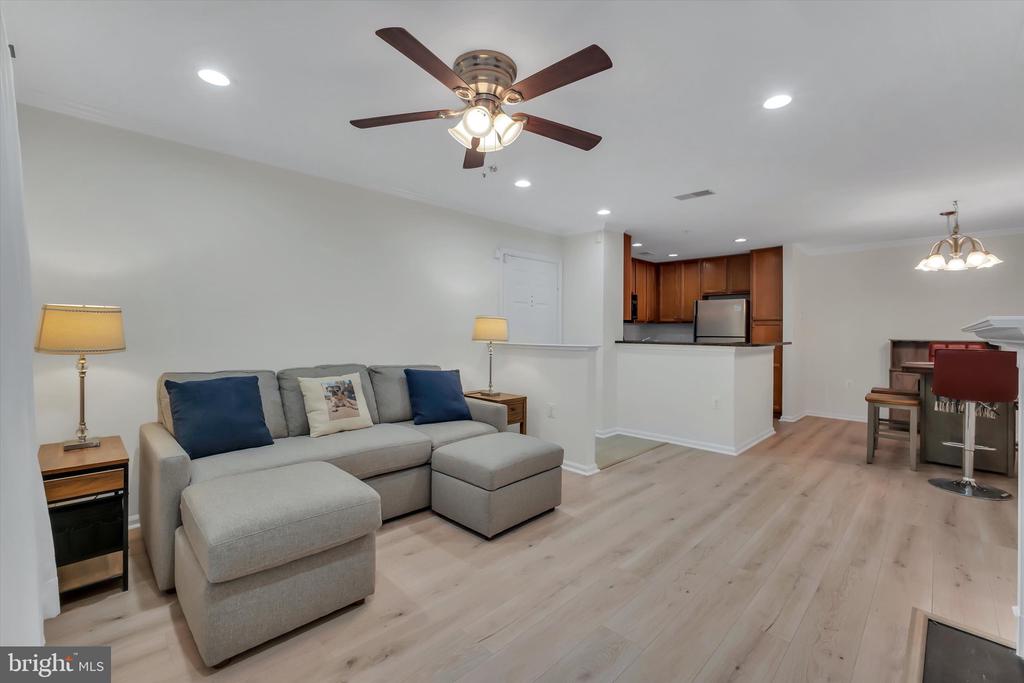 1516 N POINT DRIVE Unit: 0001