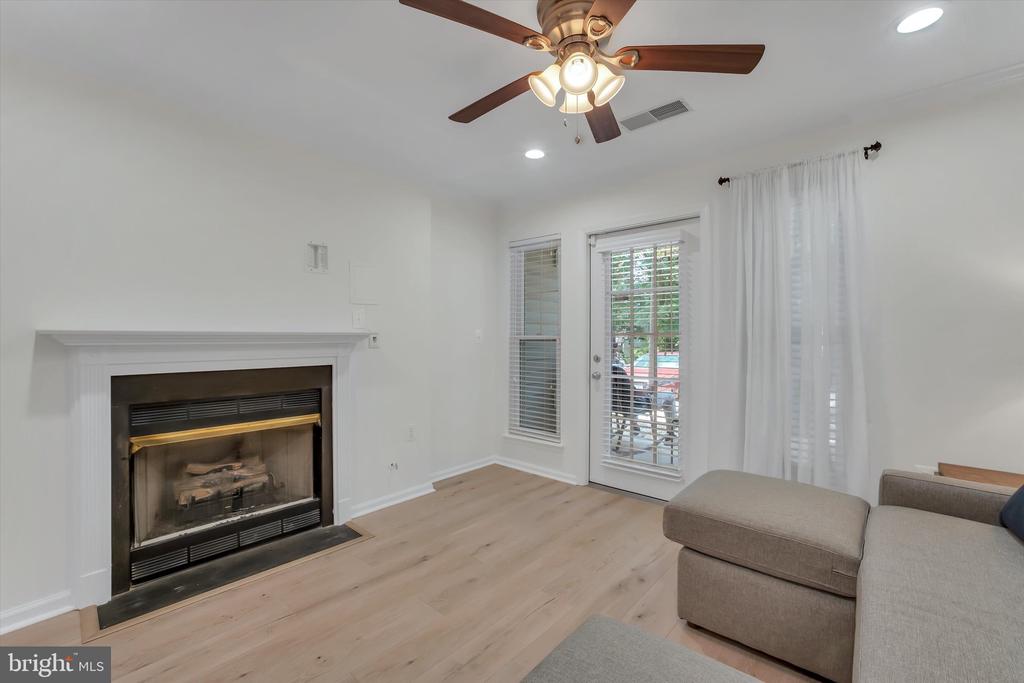 1516 N POINT DRIVE Unit: 0001