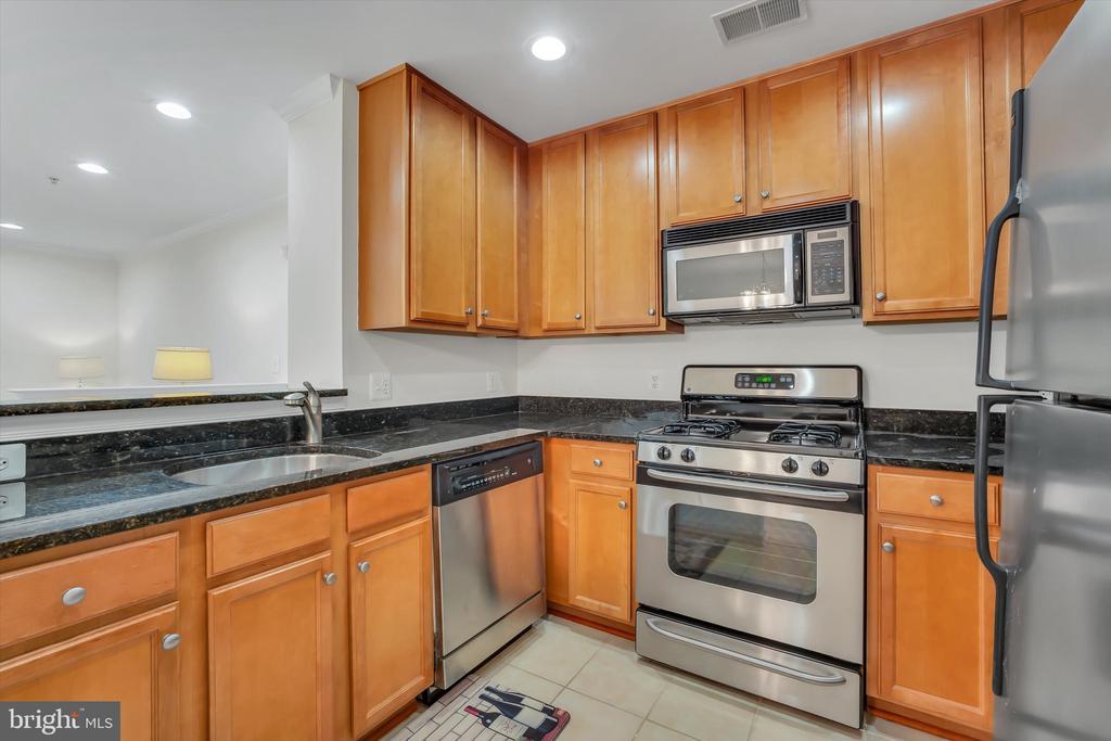 1516 N POINT DRIVE Unit: 0001