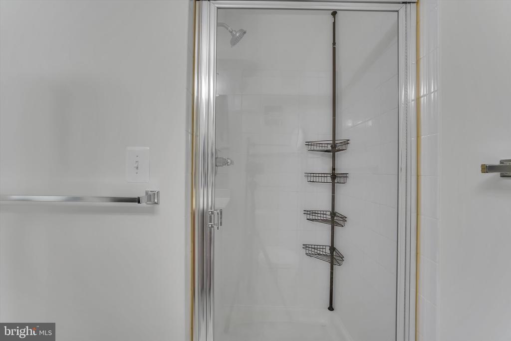 1516 N POINT DRIVE Unit: 0001
