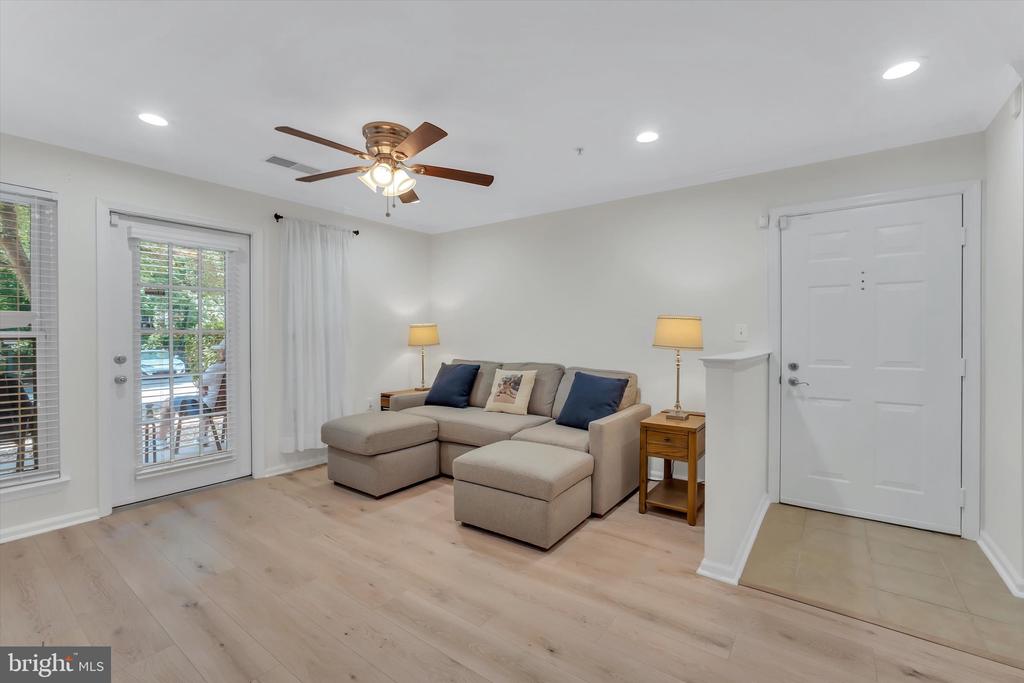 1516 N POINT DRIVE Unit: 0001