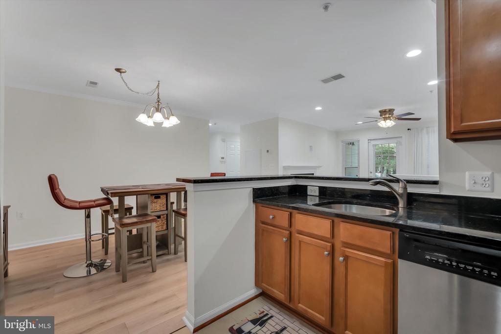 1516 N POINT DRIVE Unit: 0001
