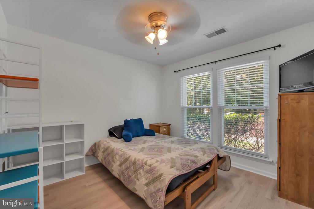 1516 N POINT DRIVE Unit: 0001