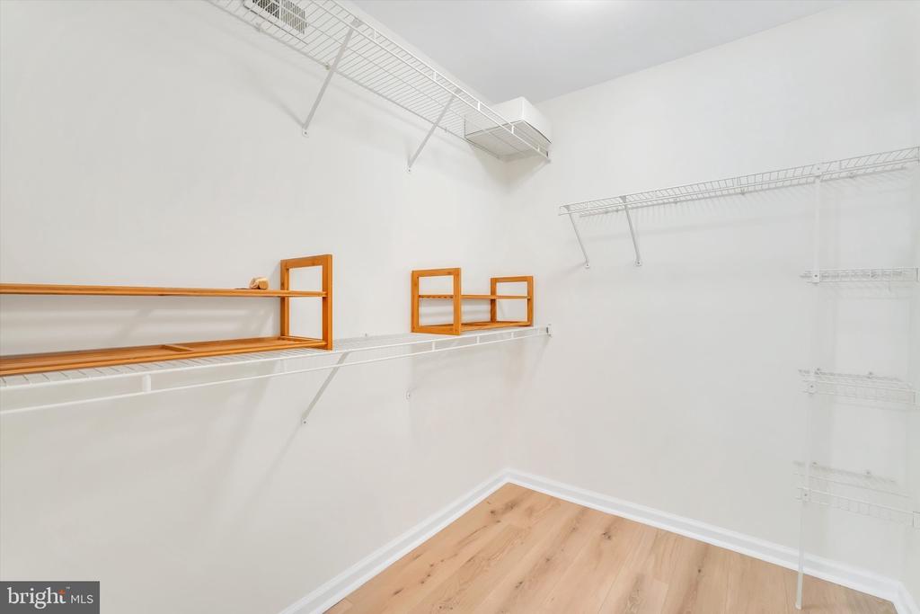 1516 N POINT DRIVE Unit: 0001