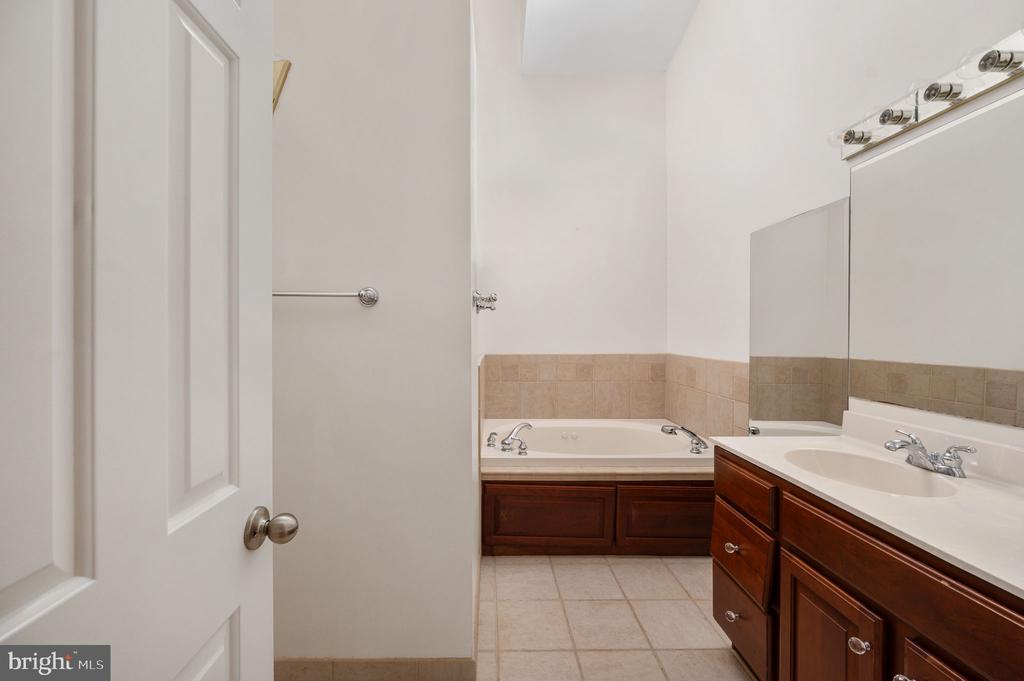 5828 APSLEY HOUSE COURT