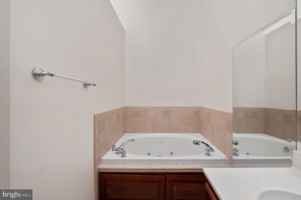 5828 APSLEY HOUSE COURT
