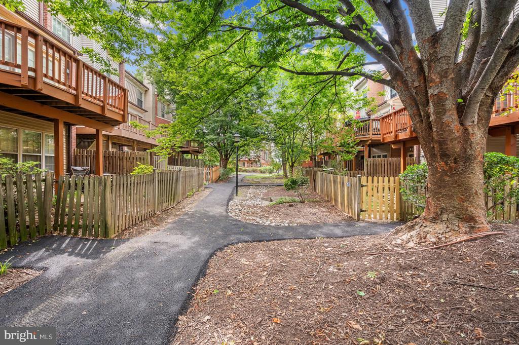 5828 APSLEY HOUSE COURT