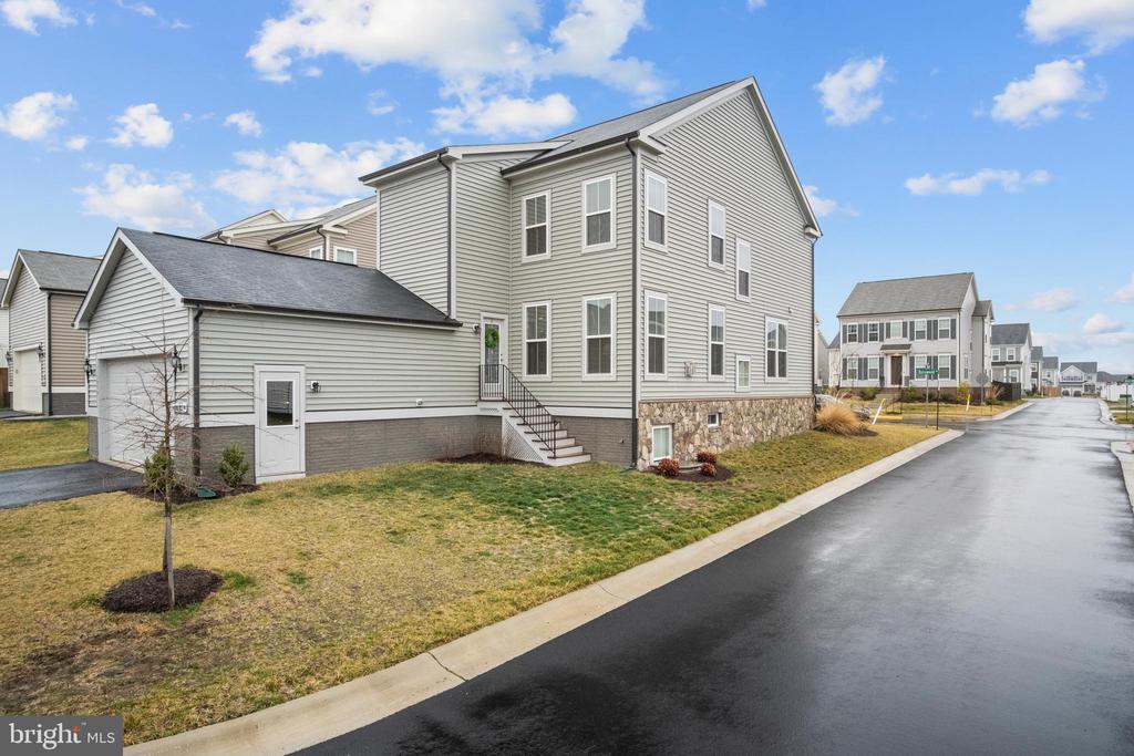 1070 BASSWOOD DR