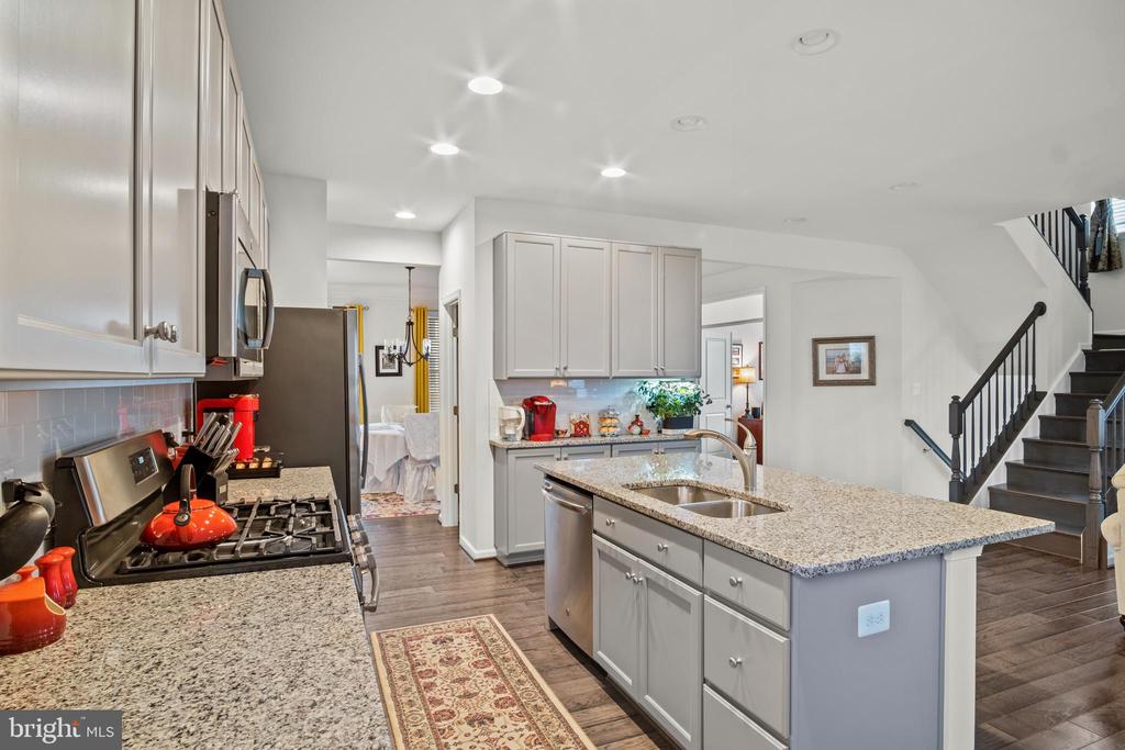 1070 BASSWOOD DR