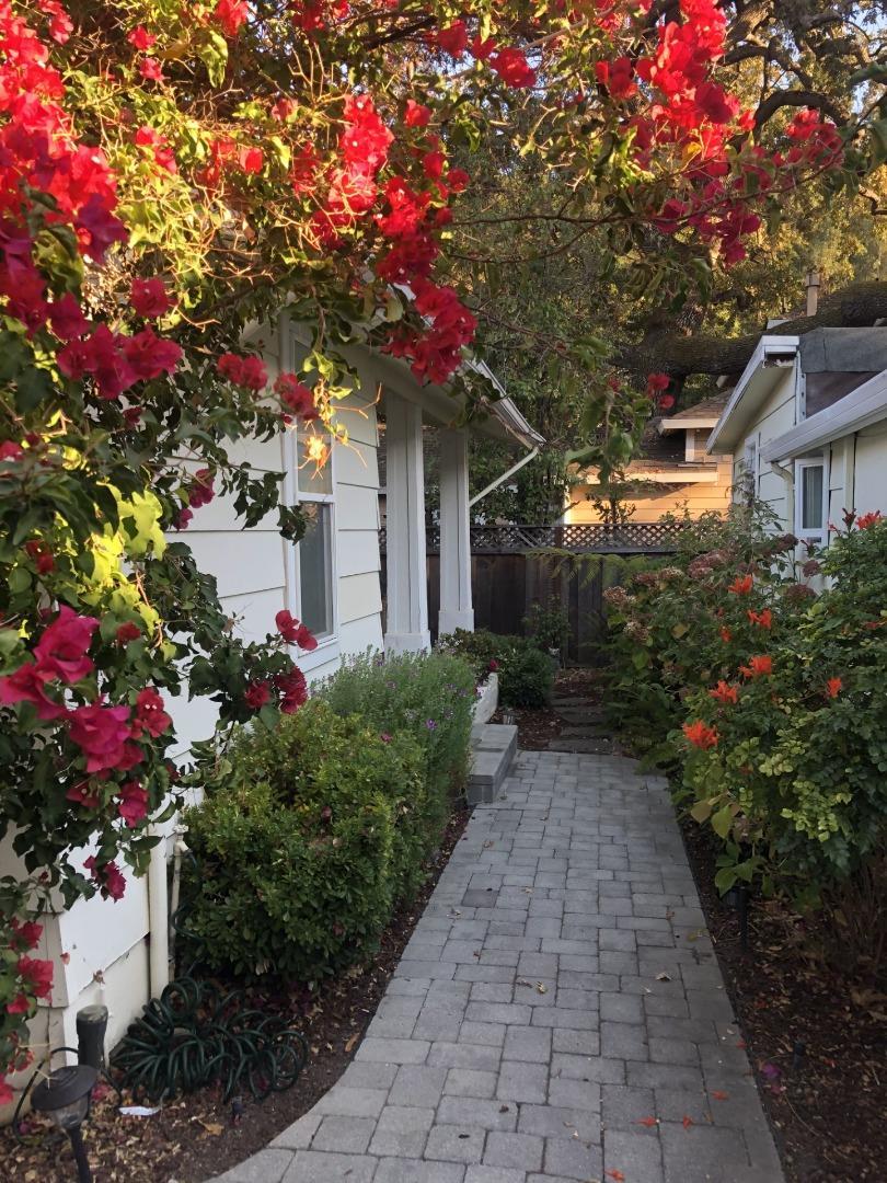 15&15 1/2 Stacia Street