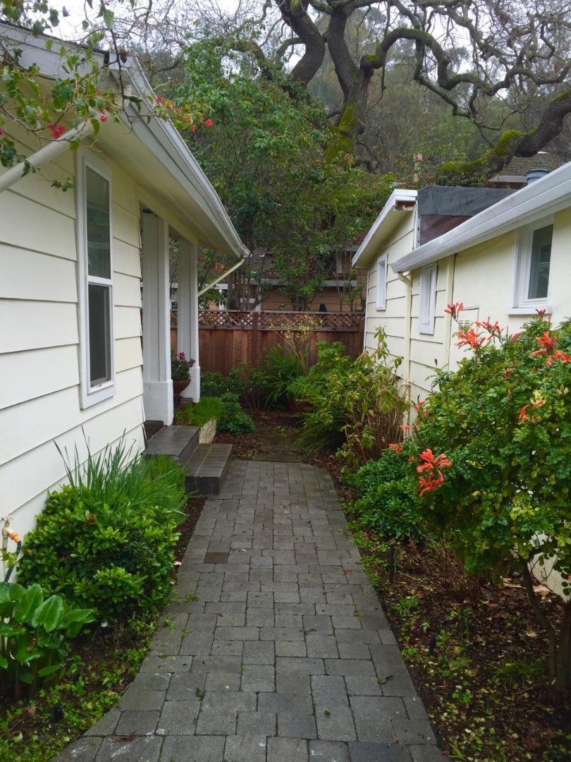 15&15 1/2 Stacia Street