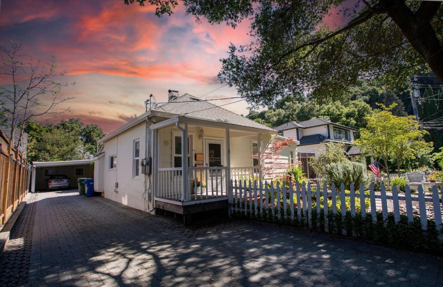 15&15 1/2 Stacia Street