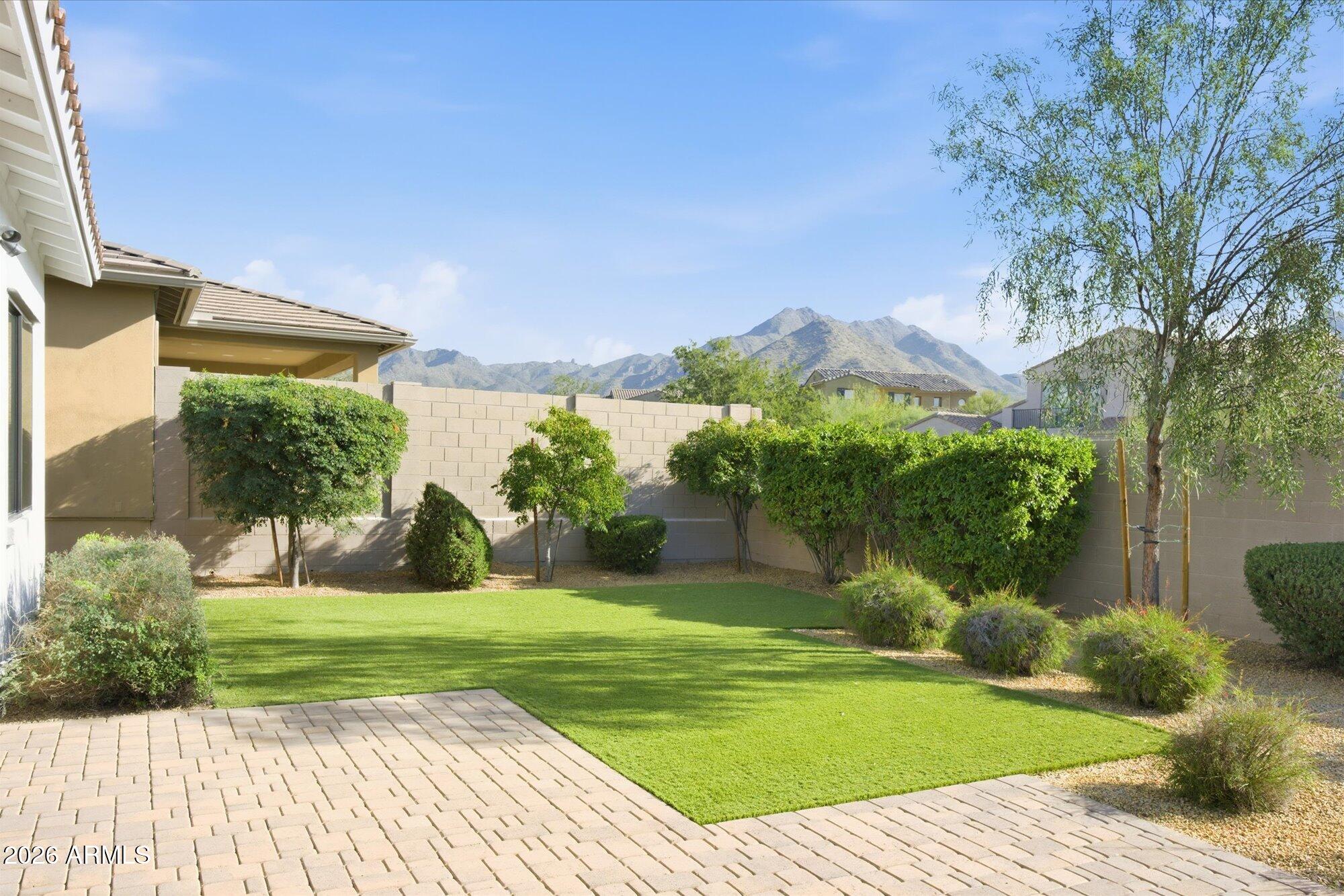 10043 E HILLSIDE Drive