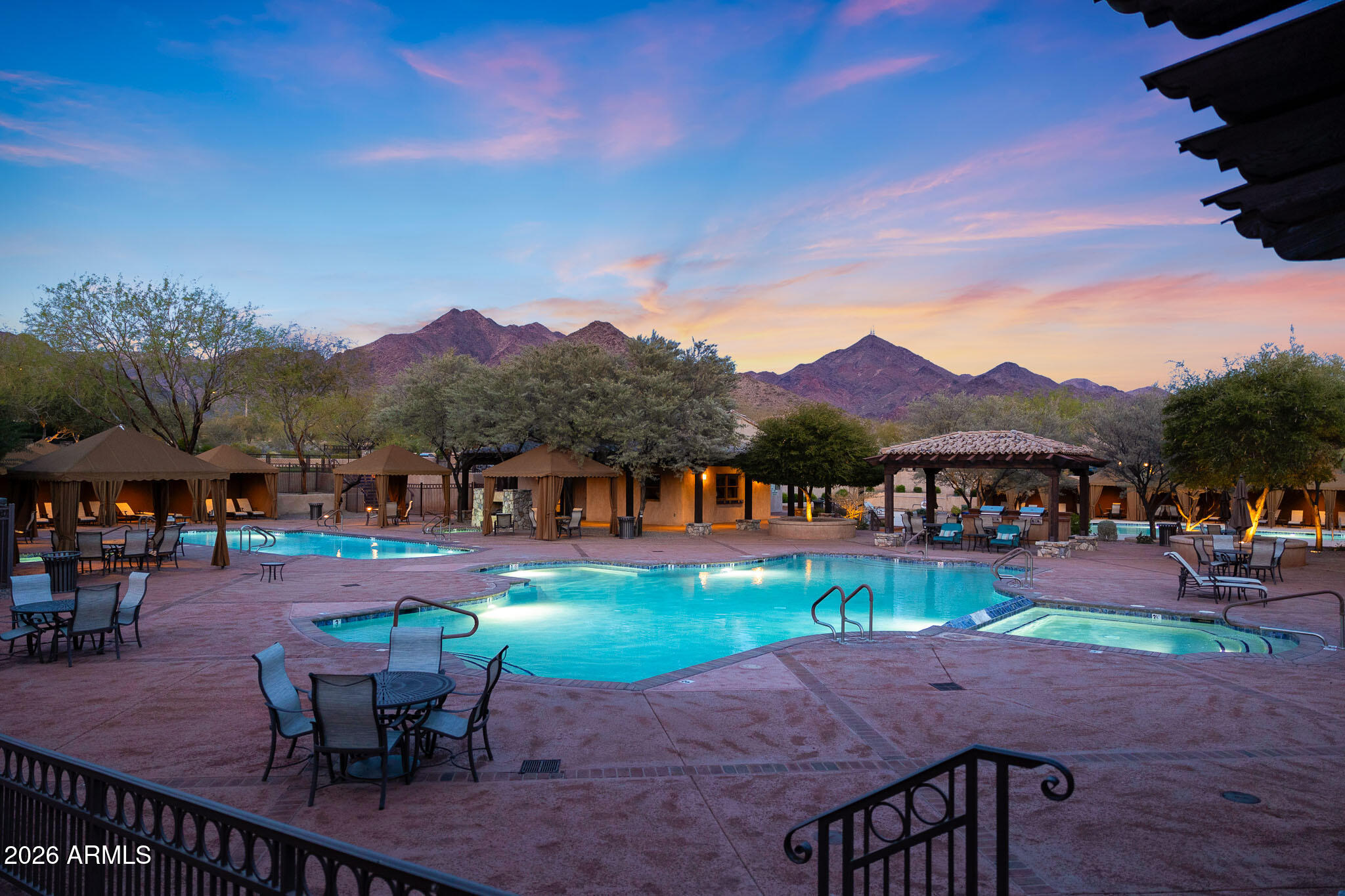 10043 E HILLSIDE Drive