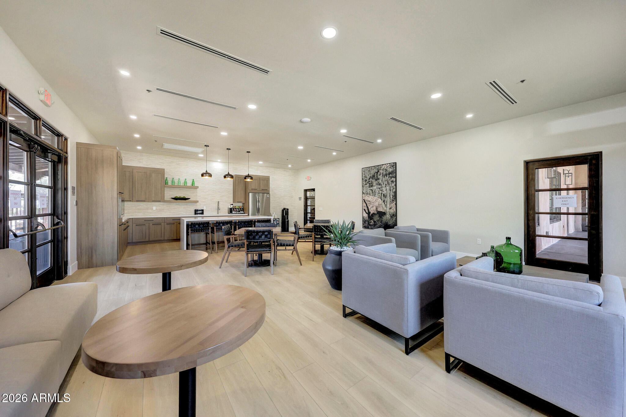 10043 E HILLSIDE Drive