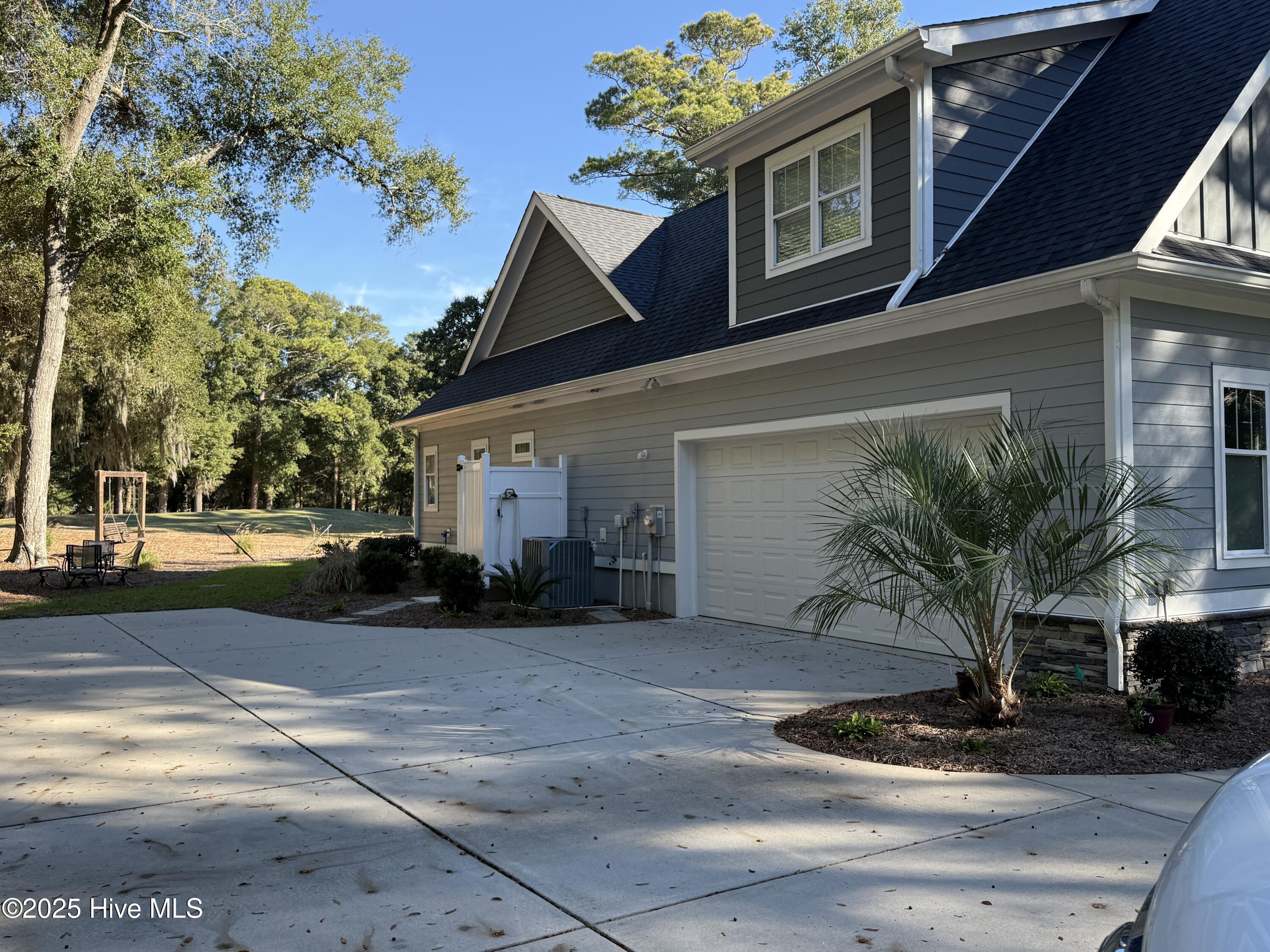 424 Shoreline Drive W