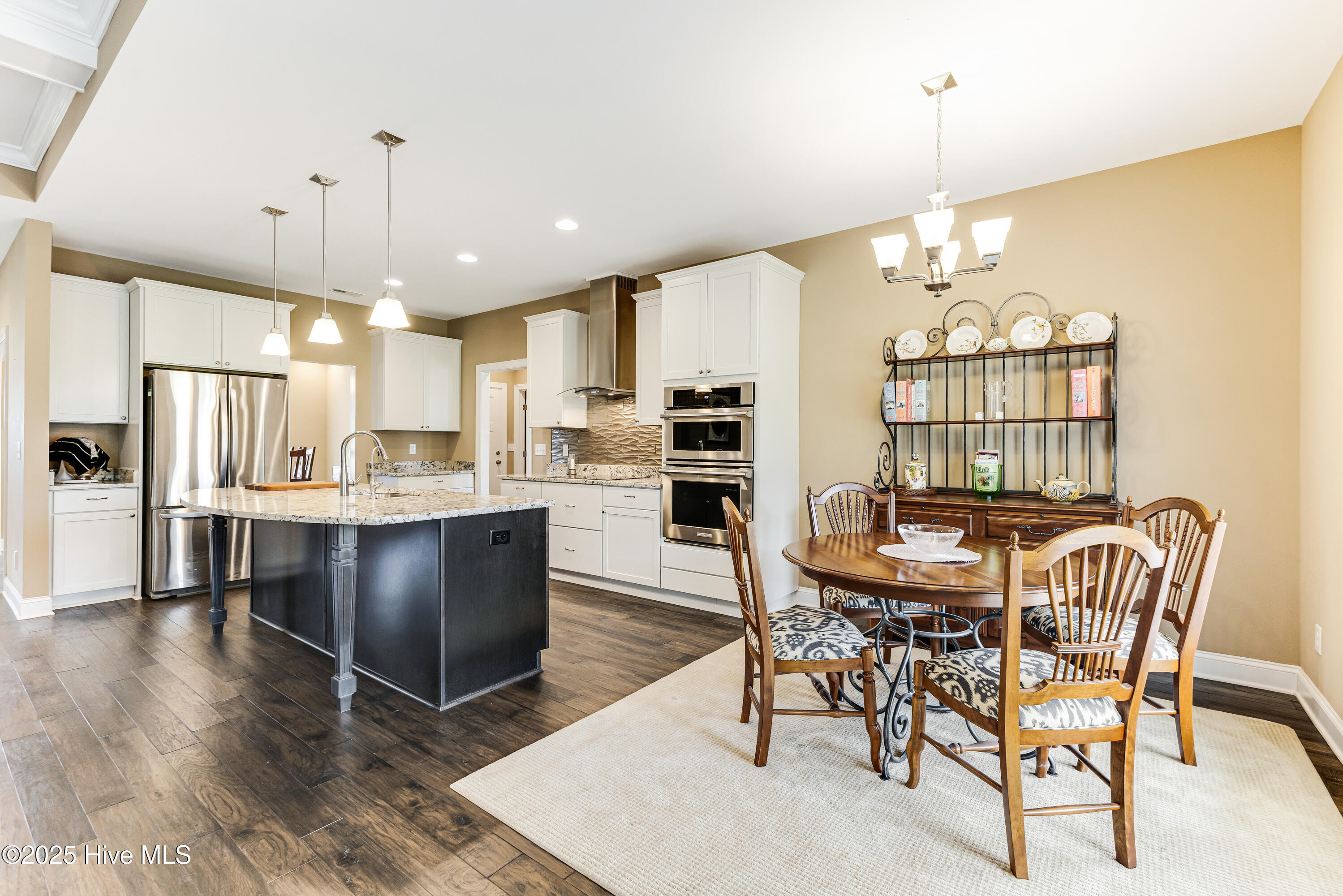691 Marbella Court NW