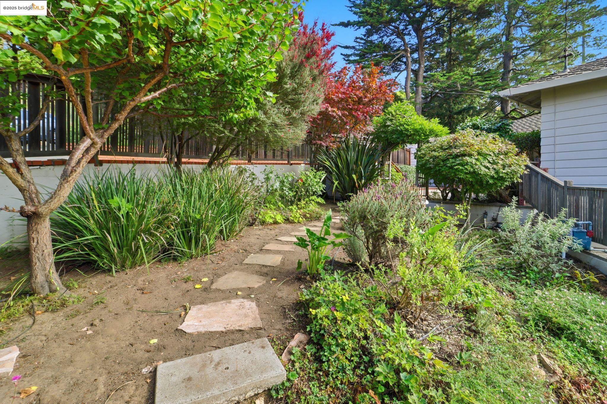 2383 Thackeray Dr, Oakland