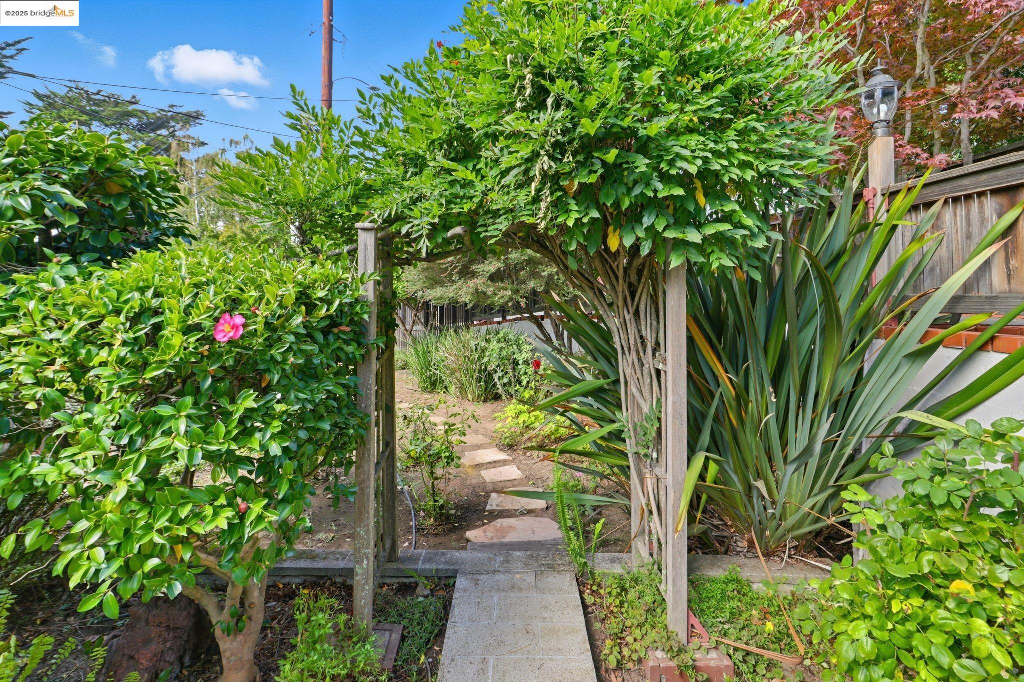 2383 Thackeray Dr, Oakland