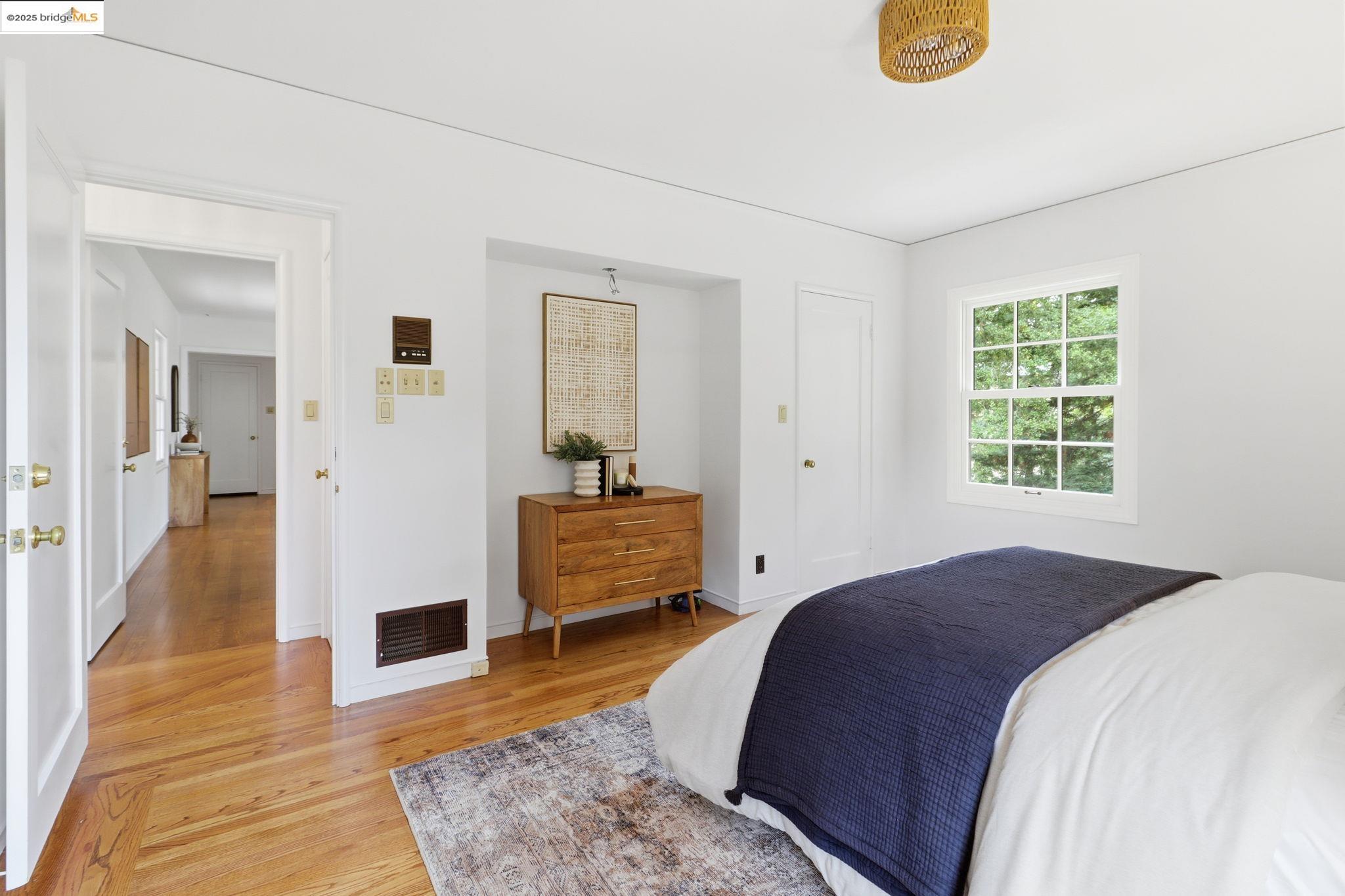 2383 Thackeray Dr, Oakland