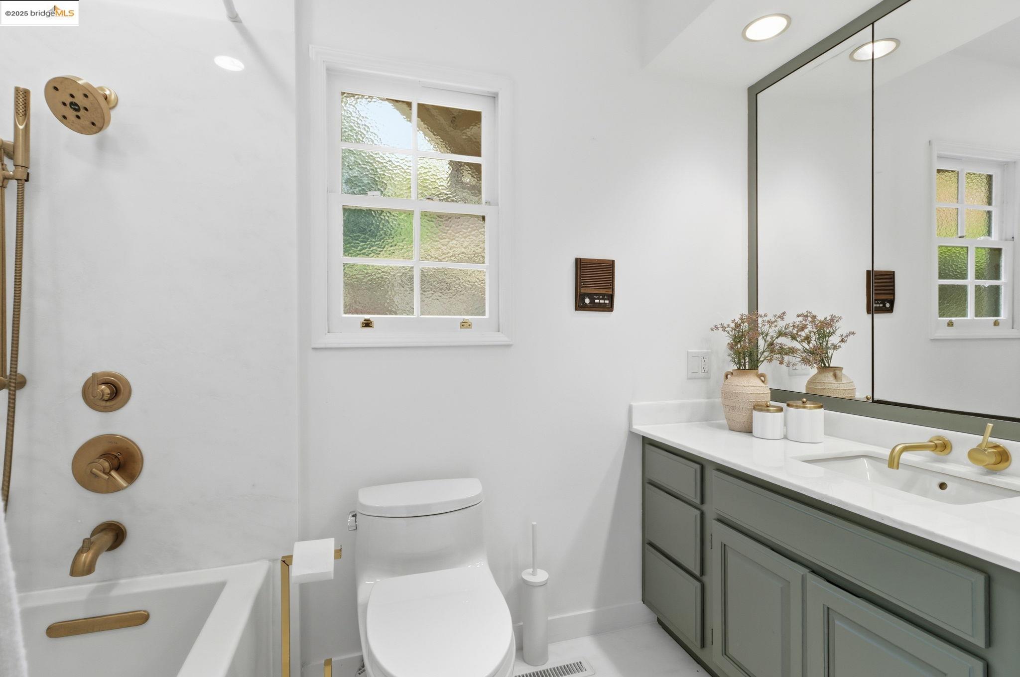 2383 Thackeray Dr, Oakland