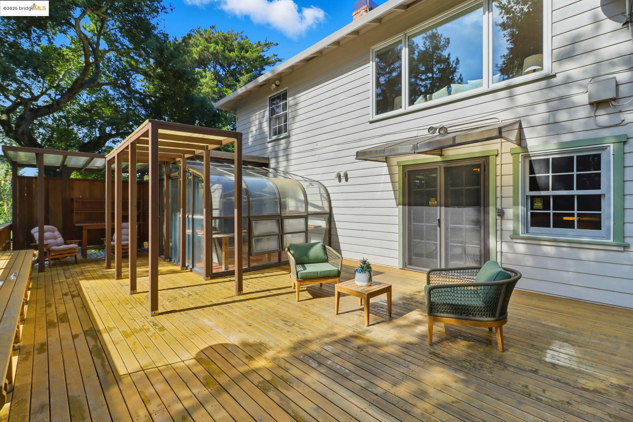 2383 Thackeray Dr, Oakland