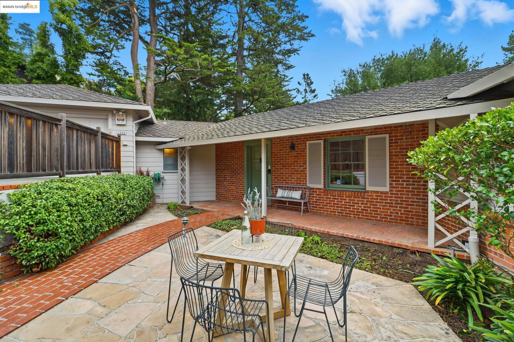 2383 Thackeray Dr, Oakland